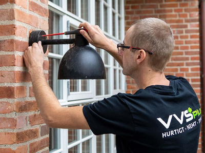 Montering af udendørs væglampe - Vaalea.dk